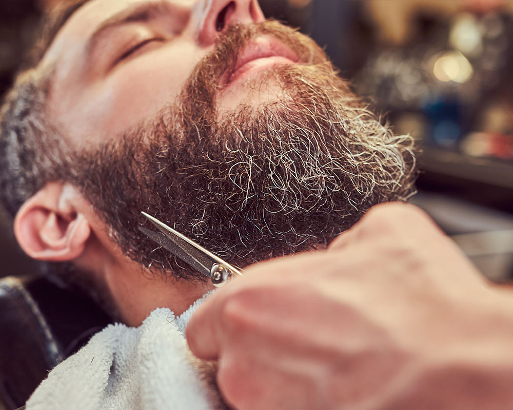 Moderne barbershop met klant die geniet van een scheerbeurt.