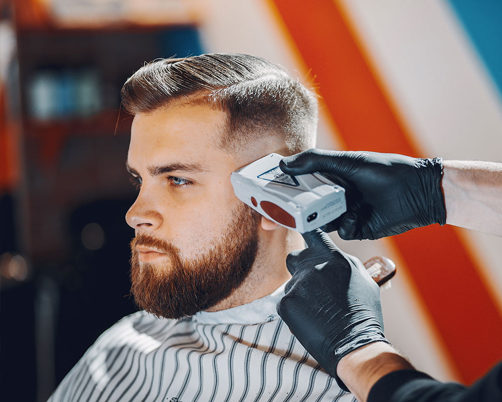 Herenkapper geeft klassieke knipbeurt aan klant in Barbershop Moestache