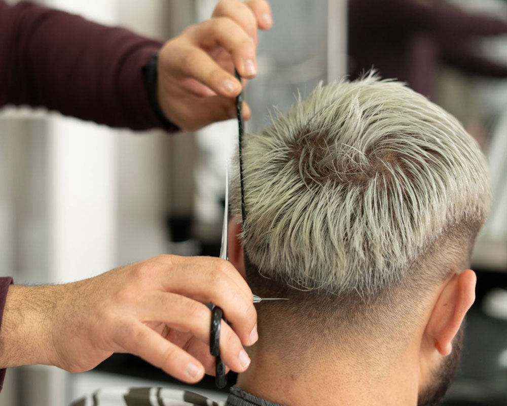 Team barbiers van Barbershop Moestache aan het werk bij baardverzorging