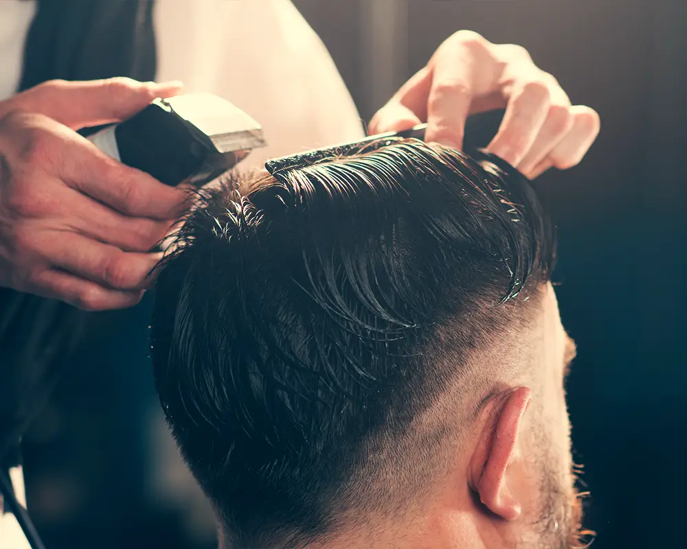 Barbershop Nederland met luxe retro-interieur en ontspannen sfeer.